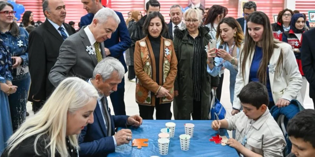 Kırklareli Valisi Uğur Turan, 2 Nisan Dünya Otizm Farkındalık Günü kapsamında düzenlenen sergiye katıldı. Bilal Yapıcı Özel Eğitim Meslek Okulu öğrencilerinin eserleri büyük beğeni topladı.