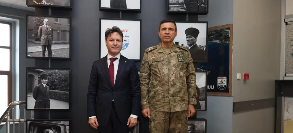 Gelibolu Belediye Başkanı Dr. Ali Kamil Soyuak, 2. Kolordu Komutanlığına atanan Tümgeneral Ferat Vural’ı ağırladı. Görüşme detayları ve ziyaretin önemi haberimizde.