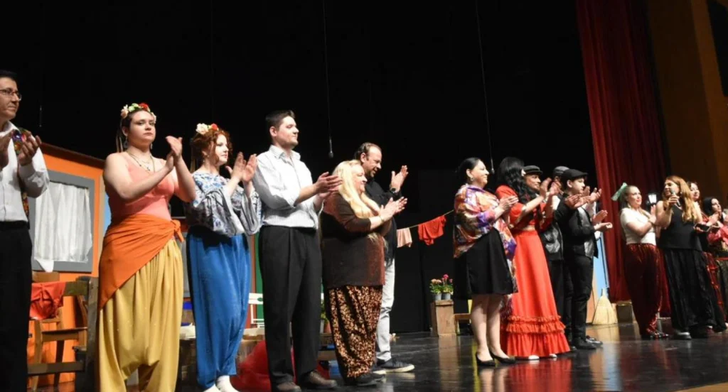 2. Lüleburgaz Tiyatro Festivali kapsamında "Hıdrellez" oyunu izleyiciyle buluştu. Belediye Başkanı ve sanatseverler sanatçılara teşekkürlerini iletti.