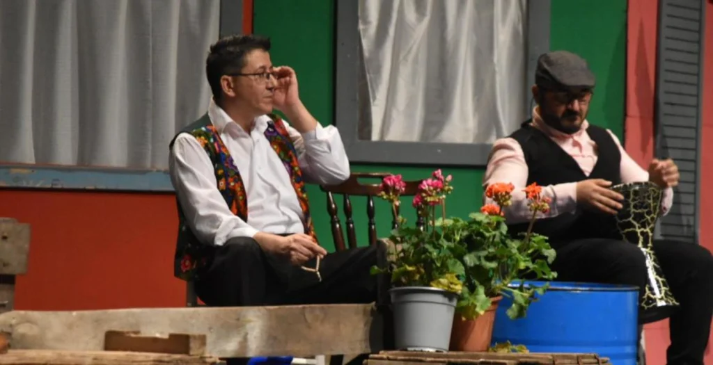 2. Lüleburgaz Tiyatro Festivali kapsamında "Hıdrellez" oyunu izleyiciyle buluştu. Belediye Başkanı ve sanatseverler sanatçılara teşekkürlerini iletti.