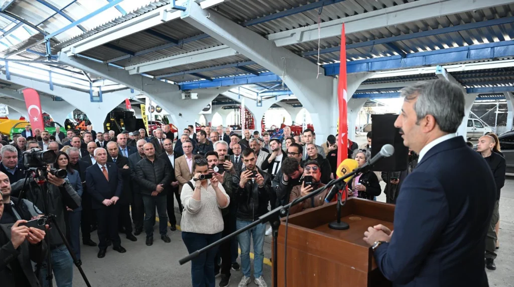 Edirne Valisi Yunus Sezer, kentin ticari vitrini olan 25. Tarım, Hayvancılık ve Sanayi Fuarı'nın açılışını gerçekleştirerek yerli üretimin önemine dikkat çekti.