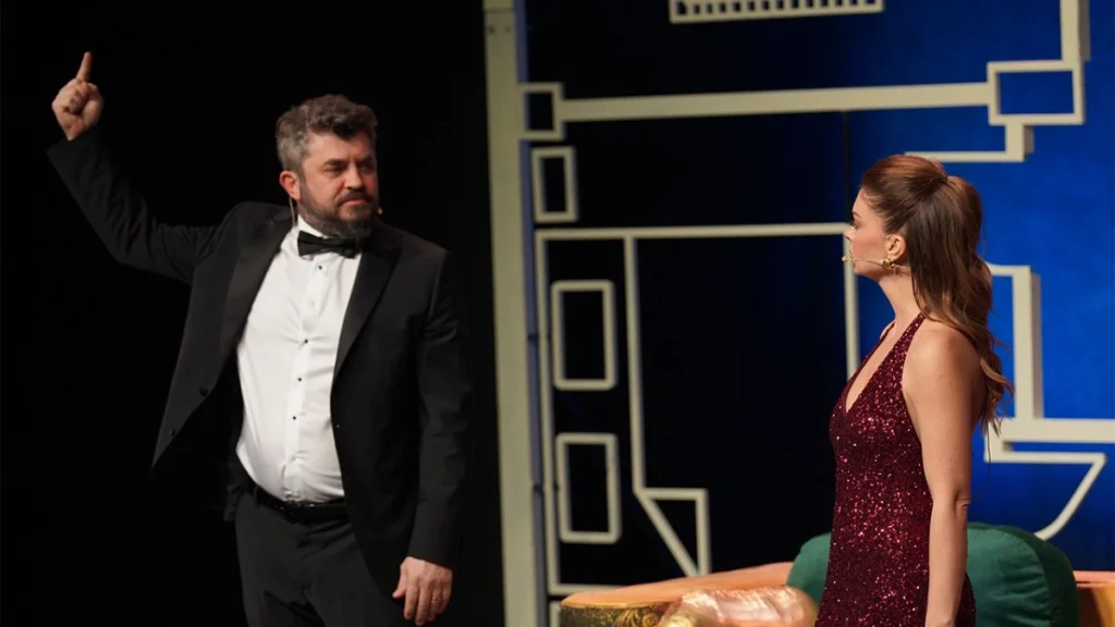 Kaç Para Bi Fön tiyatro oyunu biletleri, Tekirdağ turne takvimi ve kampanya detayları. Pelin Karahan ve Tuna Kırlı ile kahkaha dolu bir ilişki analizi.