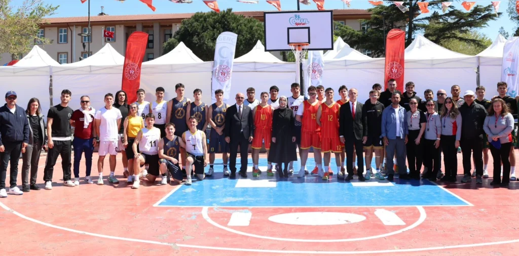 Çanakkale Valiliği ve Gençlik Spor iş birliğiyle düzenlenen 3x3 Basketbol turnuvasına Bakan Yardımcısı Safa Koçoğlu katıldı. Genç yeteneklerin mücadelesini izleyen heyet sporcuları tebrik etti. Çanakkale Haberler