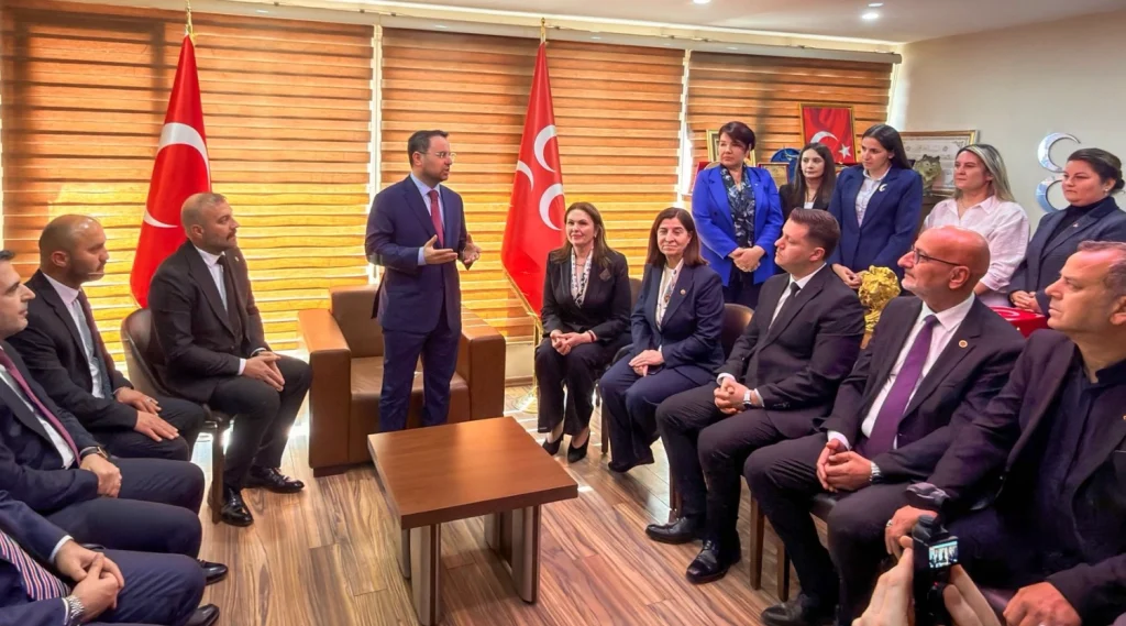 Adalet Bakanı Akın Gürlek, MHP Edirne İl Başkanlığı'nı ziyaret ederek teşkilatla buluştu. AK Parti Edirne heyetinin eşlik ettiği dev, Edirne Haberler