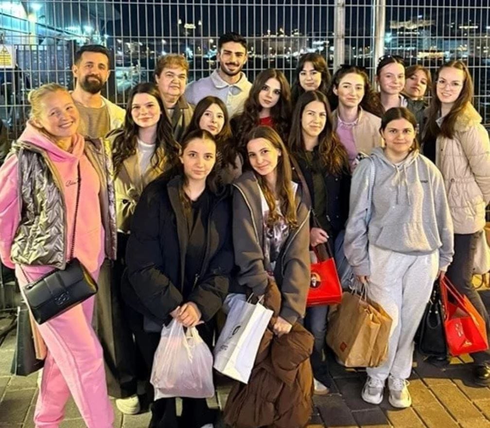 Karaköy'ün fenomen mısırcısı Alper Temel, sosyal medyadaki popülaritesini uluslararası boyuta taşıdı. Fransız basınına konu olan Temel'in başarı hikayesi ve detaylar haberimizde.