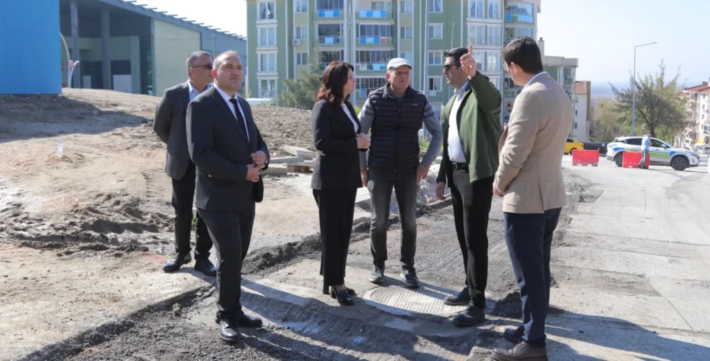 Edirne Belediyesi, Talatpaşa Caddesi'nde kapsamlı asfalt çalışmaları başlattı. Altyapısı biten bölgelerde üstyapı dönemine geçen belediye, konforlu yollar için sahada.