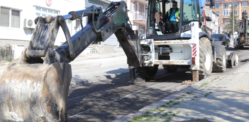 Edirne Belediyesi, Talatpaşa Caddesi'nde kapsamlı asfalt çalışmaları başlattı. Altyapısı biten bölgelerde üstyapı dönemine geçen belediye, konforlu yollar için sahada.