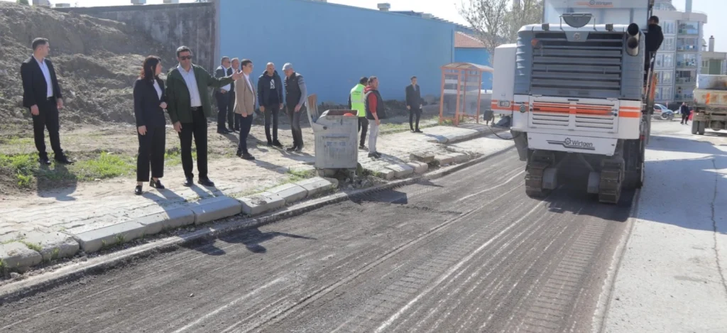 Edirne Belediyesi, Talatpaşa Caddesi'nde kapsamlı asfalt çalışmaları başlattı. Altyapısı biten bölgelerde üstyapı dönemine geçen belediye, konforlu yollar için sahada.