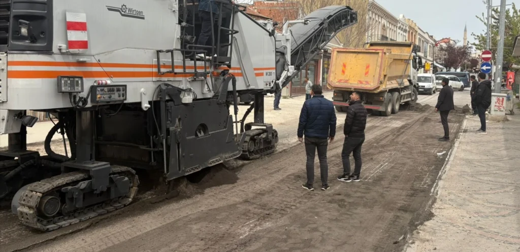 Edirne Kaleiçi'nde üstyapı hamlesi başladı! Belediye ekipleri asfalt kazıma çalışmalarının ardından yeni nesil asfalt serimine geçecek. İşte detaylar...
