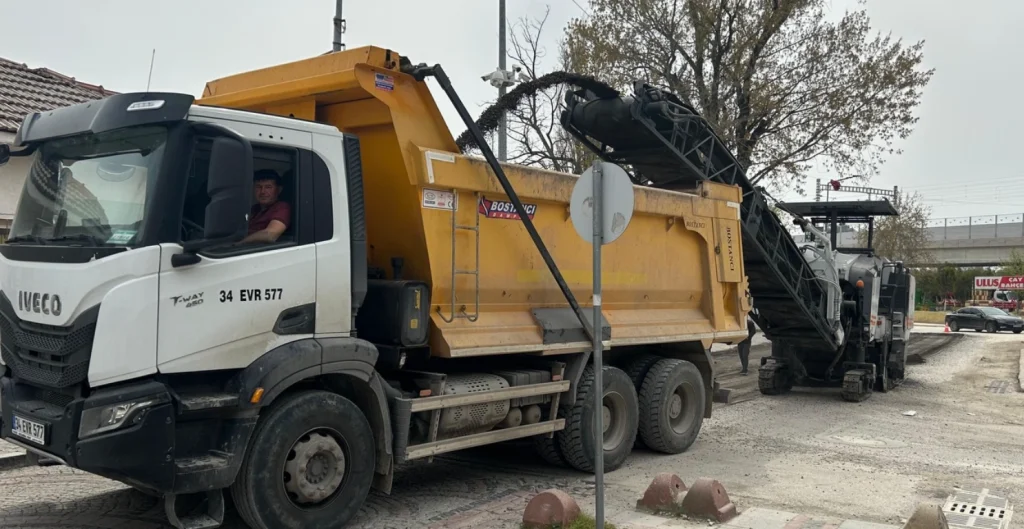 Edirne Kaleiçi'nde üstyapı hamlesi başladı! Belediye ekipleri asfalt kazıma çalışmalarının ardından yeni nesil asfalt serimine geçecek. İşte detaylar...