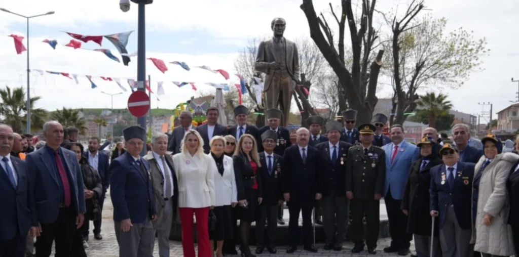 Marmaraereğlisi Belediyesi, Onur Bozkurter liderliğinde sahil girişini yenileyerek Atatürk büstü açılışını yaptı. İlçe protokolünün katıldığı törenin detayları haberimizde.
