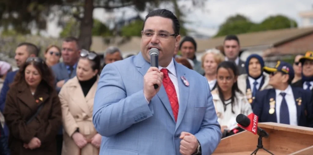 Marmaraereğlisi Belediyesi, Onur Bozkurter liderliğinde sahil girişini yenileyerek Atatürk büstü açılışını yaptı. İlçe protokolünün katıldığı törenin detayları haberimizde.