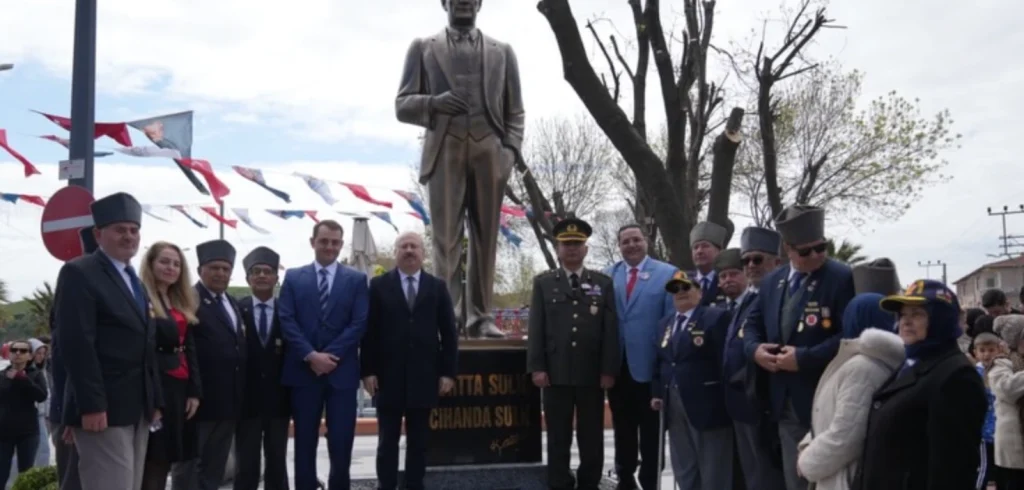 Marmaraereğlisi Belediyesi, Onur Bozkurter liderliğinde sahil girişini yenileyerek Atatürk büstü açılışını yaptı. İlçe protokolünün katıldığı törenin detayları haberimizde.