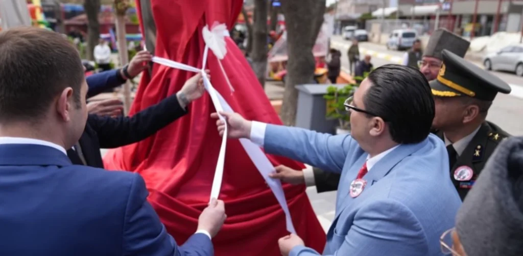 Marmaraereğlisi Belediyesi, Onur Bozkurter liderliğinde sahil girişini yenileyerek Atatürk büstü açılışını yaptı. İlçe protokolünün katıldığı törenin detayları haberimizde.