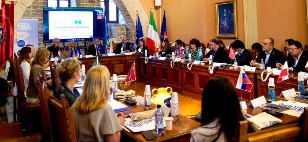 Çanakkale Belediyesi, İtalya’nın Deruta kentinde Avrupa Seramik Rotası Genel Kurulu’na katıldı. Başkan Muharrem Erkek liderliğindeki heyet, seramik diplomasisi ve yeni iş birlikleri için önemli adımlar attı.