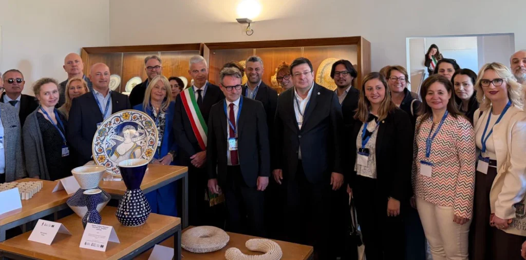 Çanakkale Belediyesi, İtalya’nın Deruta kentinde Avrupa Seramik Rotası Genel Kurulu’na katıldı. Başkan Muharrem Erkek liderliğindeki heyet, seramik diplomasisi ve yeni iş birlikleri için önemli adımlar attı.