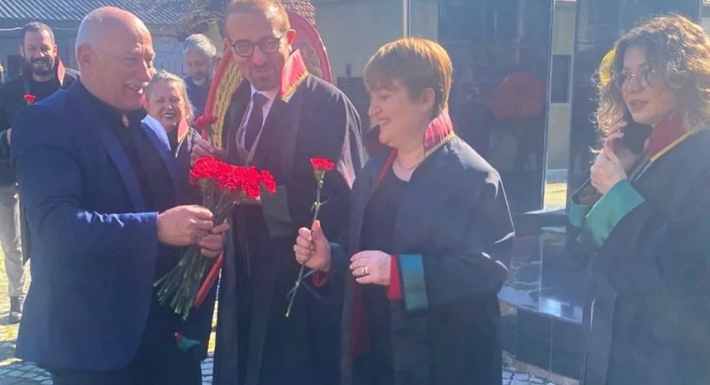 Muratlı'da 5 Nisan Avukatlar Günü coşkuyla kutlandı. Belediye Başkanı Varol Türel ve Tekirdağ Barosu temsilcilerinin katıldığı törende hukukun üstünlüğü vurgulandı.