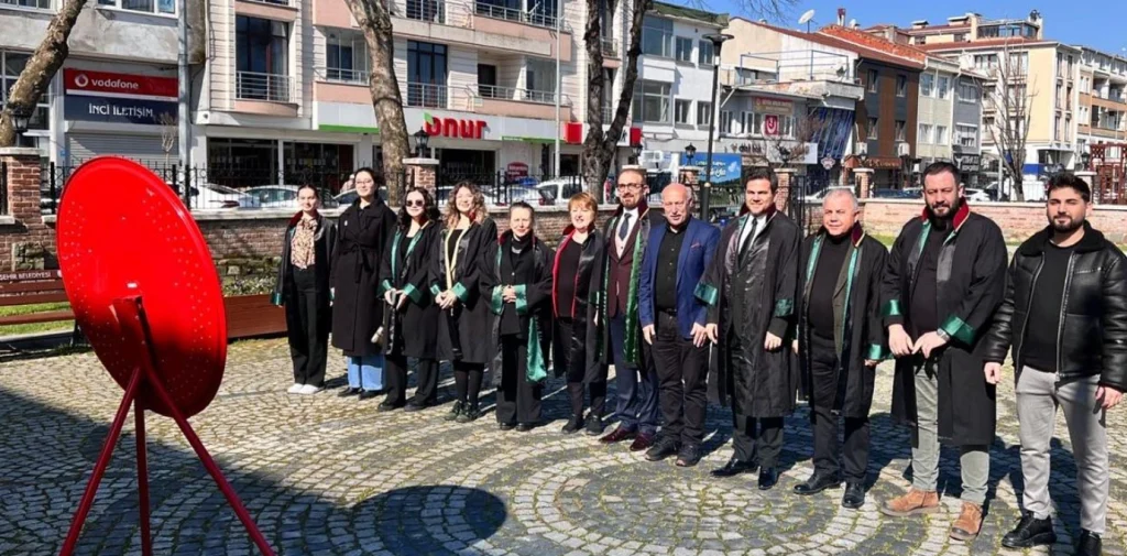 Muratlı'da 5 Nisan Avukatlar Günü coşkuyla kutlandı. Belediye Başkanı Varol Türel ve Tekirdağ Barosu temsilcilerinin katıldığı törende hukukun üstünlüğü vurgulandı.