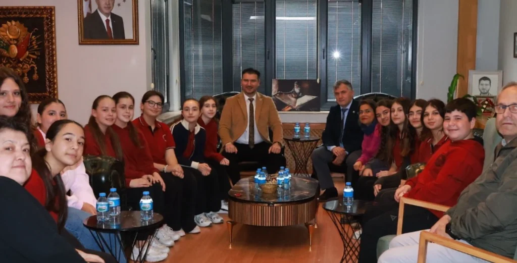 Babaeski'de sanat ve eğitim buluşması! Belediye Başkanı Fırat Yayla, 23 Nisan kapsamında tiyatro ekibini ağırladı ve çocukların sanatsal gelişimine tam destek sözü verdi.