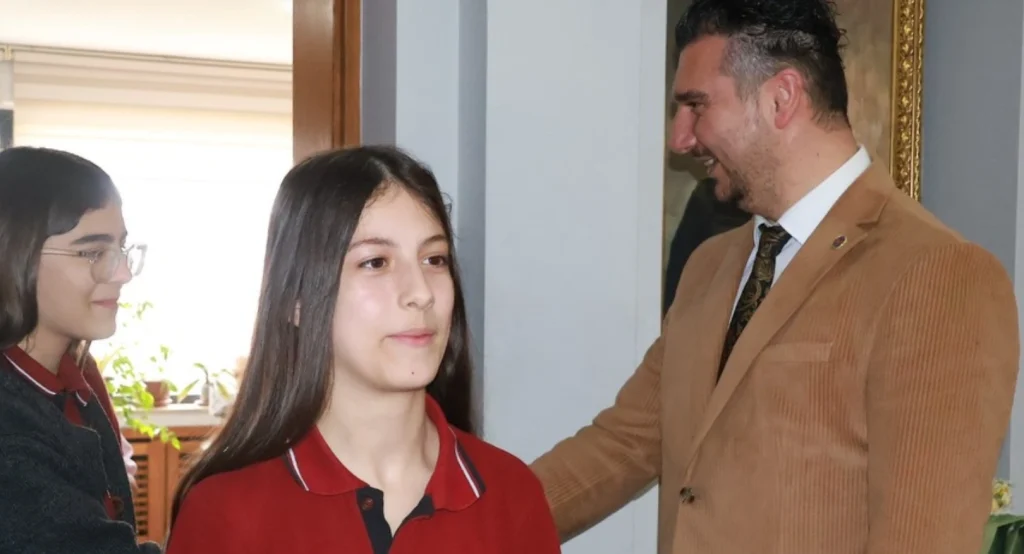 Babaeski'de sanat ve eğitim buluşması! Belediye Başkanı Fırat Yayla, 23 Nisan kapsamında tiyatro ekibini ağırladı ve çocukların sanatsal gelişimine tam destek sözü verdi.