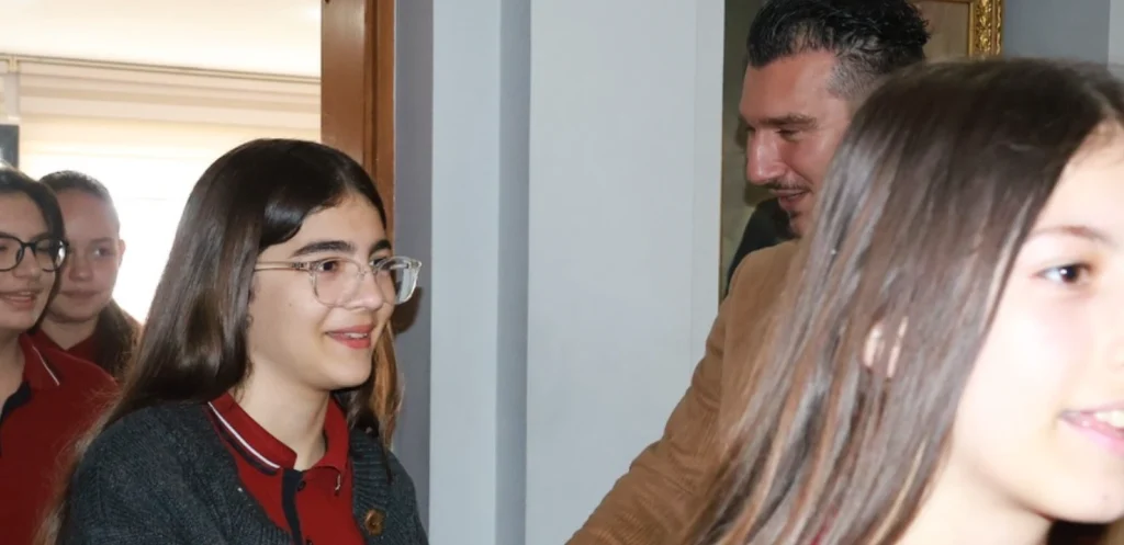 Babaeski'de sanat ve eğitim buluşması! Belediye Başkanı Fırat Yayla, 23 Nisan kapsamında tiyatro ekibini ağırladı ve çocukların sanatsal gelişimine tam destek sözü verdi.