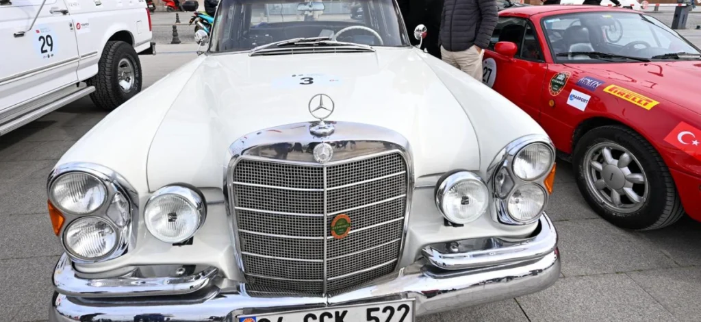 Çanakkale'de düzenlenen Bahar Rallisi ile klasik otomobiller kente renk kattı. Nostaljik araçların geçit töreni ve organizasyon detayları haberimizde.