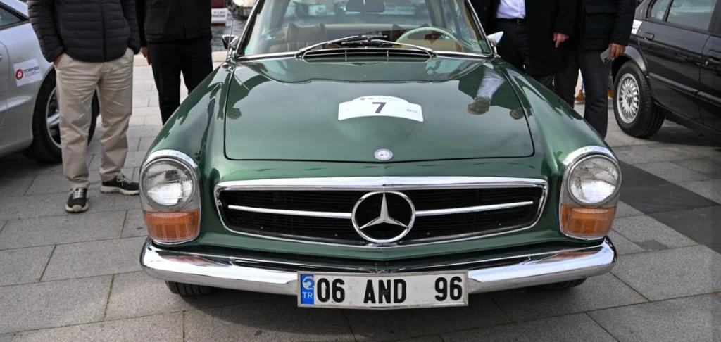 Çanakkale'de düzenlenen Bahar Rallisi ile klasik otomobiller kente renk kattı. Nostaljik araçların geçit töreni ve organizasyon detayları haberimizde.