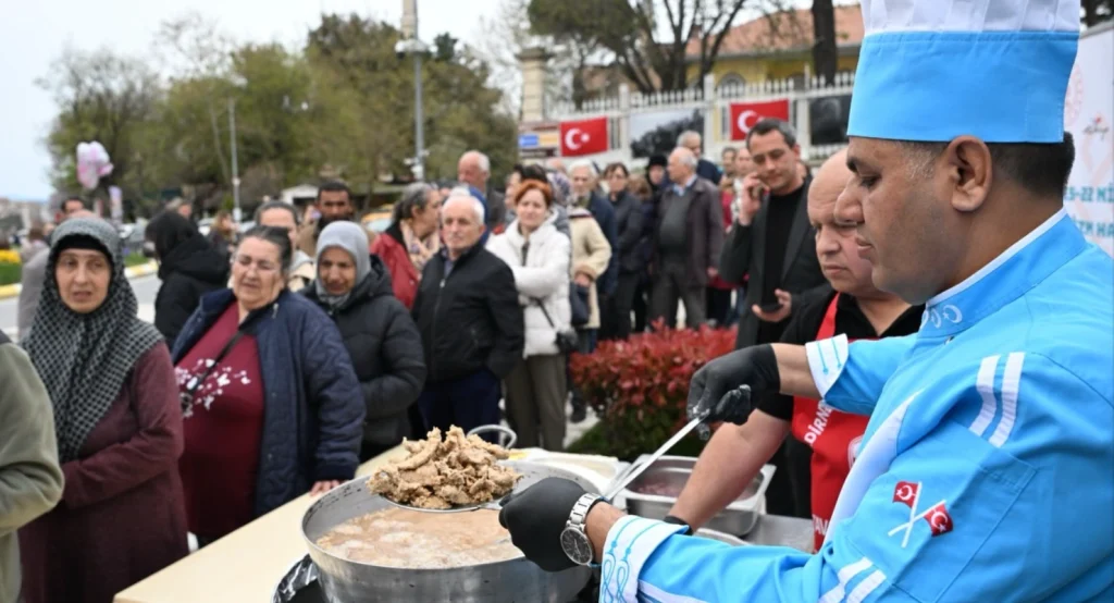 Edirne'nin sevilen ismi, turizm elçisi Bahri Dinar vefatının 2. yılında Vali Yunus Sezer'in katılımıyla anıldı. Etkinlik detayları ve anma programı haberimizde.