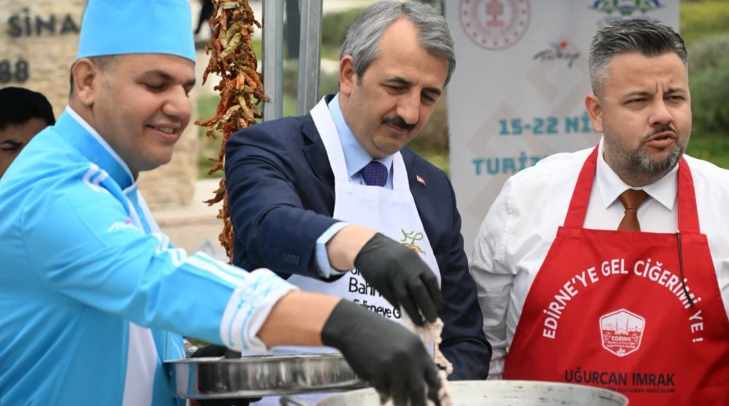 Edirne'nin sevilen ismi, turizm elçisi Bahri Dinar vefatının 2. yılında Vali Yunus Sezer'in katılımıyla anıldı. Etkinlik detayları ve anma programı haberimizde.