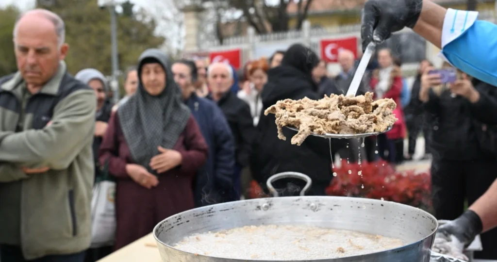 Edirne'nin sevilen ismi, turizm elçisi Bahri Dinar vefatının 2. yılında Vali Yunus Sezer'in katılımıyla anıldı. Etkinlik detayları ve anma programı haberimizde.