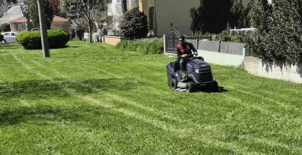 Gelibolu Belediyesi, kenti yaza hazırlıyor. Hamzakoy'dan sanayi yoluna kadar geniş bir alanda yürütülen çim biçme, çiçek bakımı ve ot temizliği çalışmalarının detayları haberimizde.