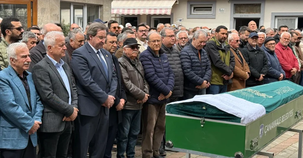 Çanakkale'nin değerli isimleri Nihat İbrahim Terzioğlu ve Metin Dadaş vefat etti. Kent protokolü ve halkın katılımıyla düzenlenen cenaze törenlerinden detaylar ve taziye mesajları.
