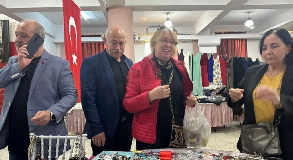 Belediye Başkanımız Varol Türel, ADD Muratlı Şubesi’nin dayanışma kermesini ziyaret etti. Muratlı Belediye Kışlık Düğün Salonu’ndaki etkinlik 9 Nisan'da sona eriyor.