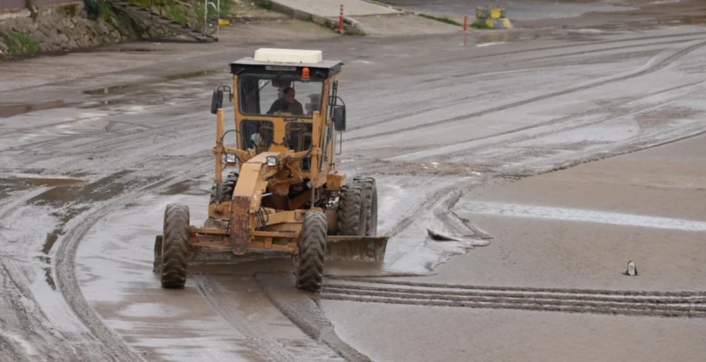 Biga’da Kocabaş Çayı temizliği başladı! Taşkın sonrası Biga Belediyesi ekipleri sahada hummalı bir çalışma yürütüyor. Çay çevresindeki son durum ve belediyenin müdahalesi haberimizde.