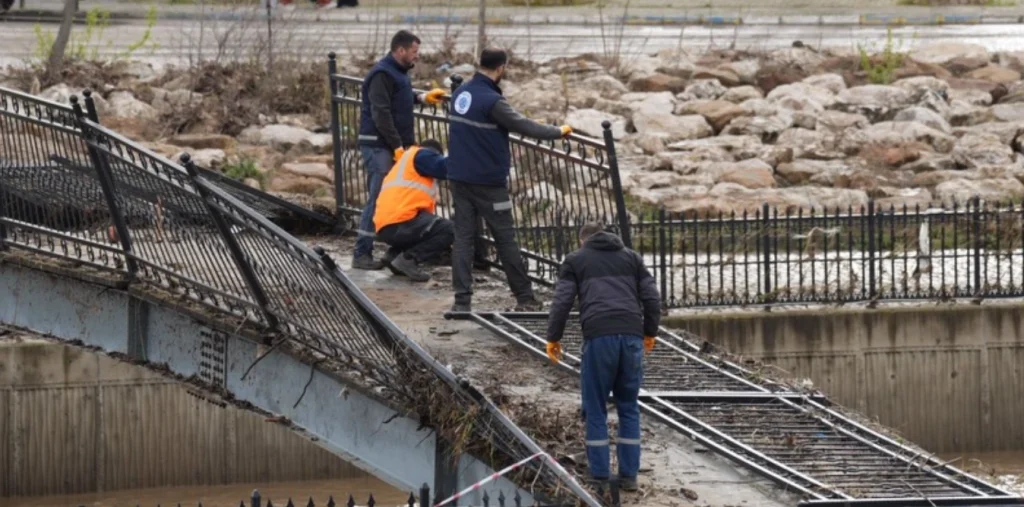 Biga’da Kocabaş Çayı temizliği başladı! Taşkın sonrası Biga Belediyesi ekipleri sahada hummalı bir çalışma yürütüyor. Çay çevresindeki son durum ve belediyenin müdahalesi haberimizde.