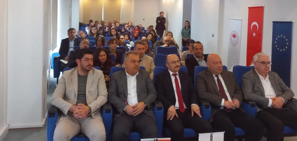 Bozcaada Belediye Başkanı Yahya Göztepe, TKDK toplantısında IPARD M6 fonu detaylarını inceledi. Bozcaada'da GES, içme suyu ve katı atık için AB destekli büyük yatırımlar başlıyor.