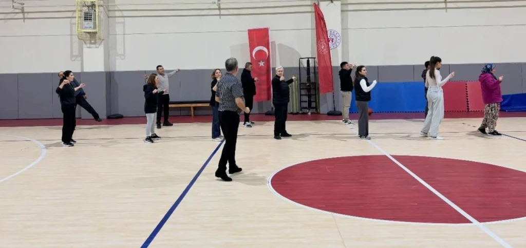 Bozcaada Belediyesi tarafından düzenlenen atölye, çocuk korosu ve spor kursları aralıksız devam ediyor. Spor Okulu antrenmanları ve etkinlik detayları haberimizde.