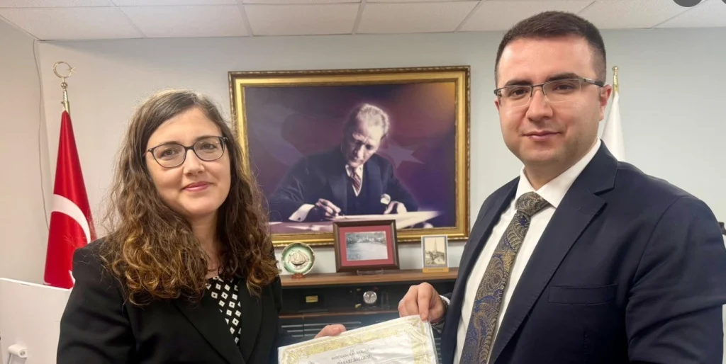 Bozcaada Kaymakamı Oğuzhan Altunay, Ankara'da düzenlenen U14 Atmalar Türkiye Kupası'nda dereceye giren öğrencileri makamında ağırlayarak başarı belgesi ile ödüllendirdi.