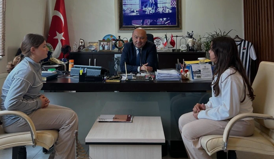 Bozcaada'da madalya gururu! Güneş Seven ve Ada Akbaş, Türkiye Atmalar Kupası'nda kürsüye çıktı. Belediye Başkanı Yahya Göztepe başarılı sporcuları ödüllendirdi.