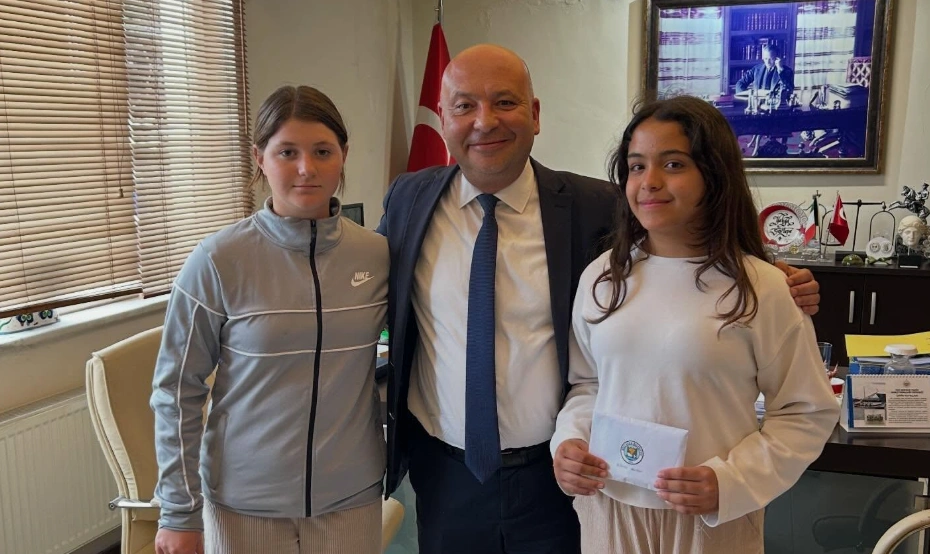 Bozcaada'da madalya gururu! Güneş Seven ve Ada Akbaş, Türkiye Atmalar Kupası'nda kürsüye çıktı. Belediye Başkanı Yahya Göztepe başarılı sporcuları ödüllendirdi.