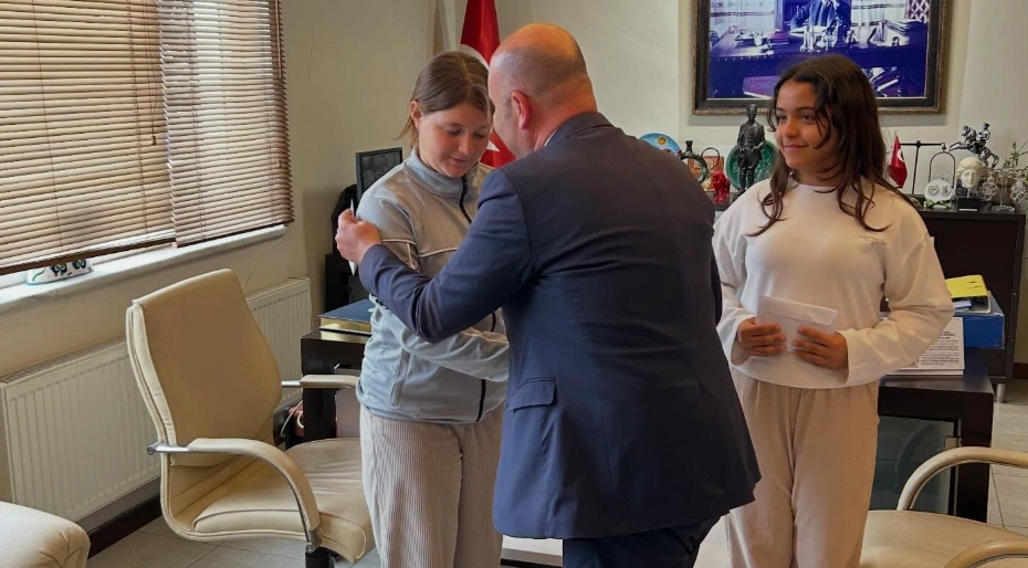 Bozcaada'da madalya gururu! Güneş Seven ve Ada Akbaş, Türkiye Atmalar Kupası'nda kürsüye çıktı. Belediye Başkanı Yahya Göztepe başarılı sporcuları ödüllendirdi.