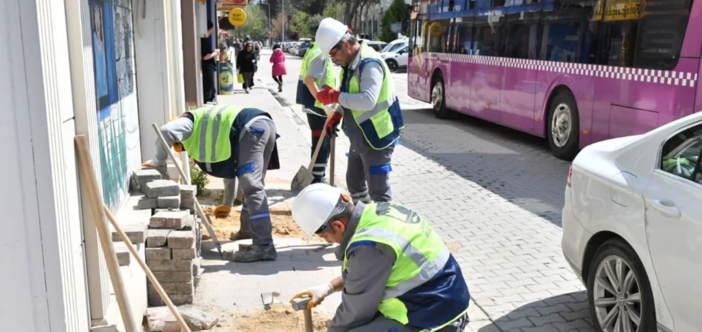 Çanakkale Belediyesi mahalle mahalle sorunları çözüyor. Muhtarlarla yapılan teknik incelemelerle kaldırım onarımı, budama ve temizlik çalışmaları hız kazandı. Detaylar için tıklayın.