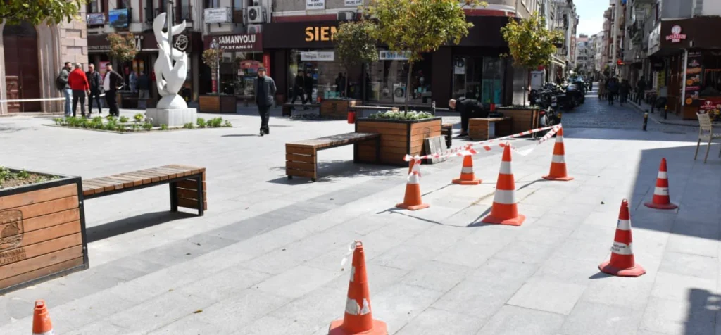Çanakkale Belediyesi mahalle mahalle sorunları çözüyor. Muhtarlarla yapılan teknik incelemelerle kaldırım onarımı, budama ve temizlik çalışmaları hız kazandı. Detaylar için tıklayın.