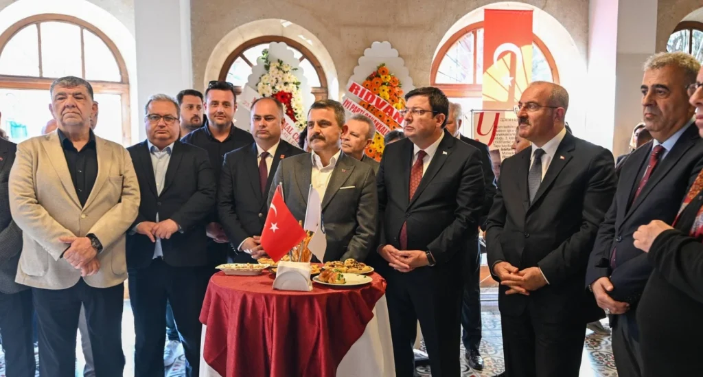 Çanakkale'de TBMM'nin 106. yılına özel dev sergi! Çanakkale Milletvekilleri sergisi açılış detayları, Vali Ömer Toraman'ın katılımı ve 23 Nisan coşkusu haberimizde.