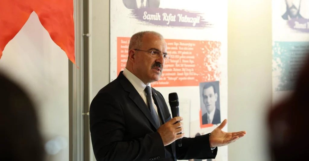 Çanakkale'de TBMM'nin 106. yılına özel dev sergi! Çanakkale Milletvekilleri sergisi açılış detayları, Vali Ömer Toraman'ın katılımı ve 23 Nisan coşkusu haberimizde.