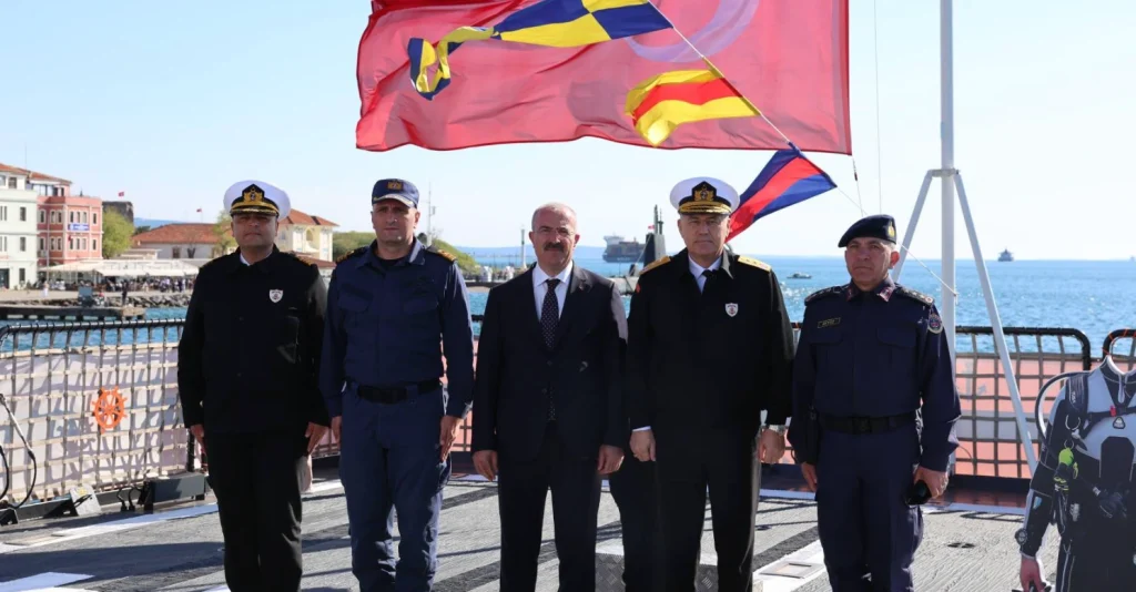 Çanakkale Valisi Doç. Dr. Ömer Toraman, Kara Savaşları’nın 111. yıl dönümü etkinlikleri kapsamında TCSG GÜVEN gemisini ziyaret etti. Gemi hakkındaki teknik detaylar ve ziyaretin ayrıntıları haberimizde.