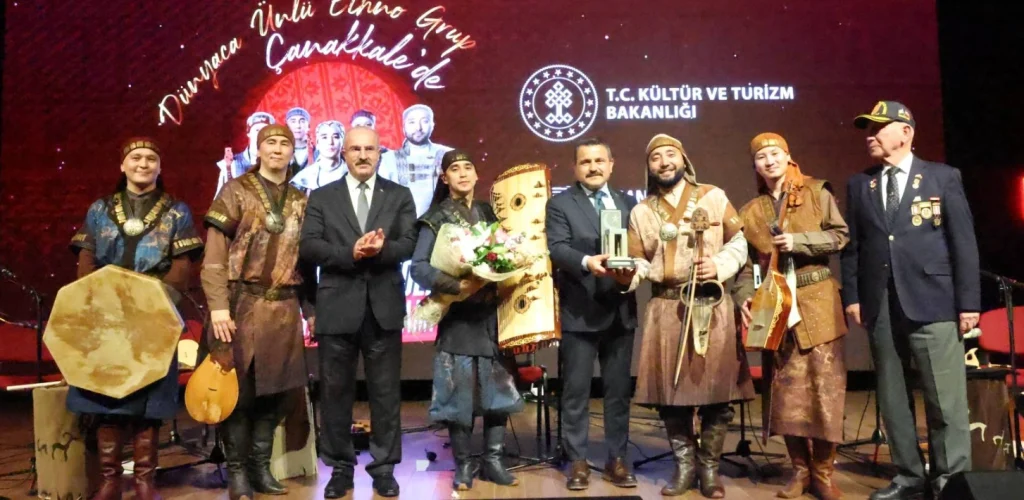 Çanakkale Valisi Doç. Dr. Ömer Toraman, zafer kutlamaları kapsamında düzenlenen Turan Ethno-Folk konserine katıldı. Türk dünyasının ezgileri Çanakkale'de yankılandı.