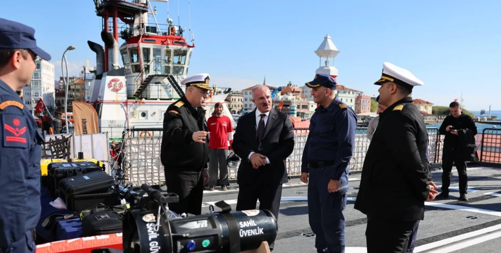 Çanakkale Valisi Doç. Dr. Ömer Toraman, Kara Savaşları’nın 111. yıl dönümü etkinlikleri kapsamında TCSG GÜVEN gemisini ziyaret etti. Gemi hakkındaki teknik detaylar ve ziyaretin ayrıntıları haberimizde.