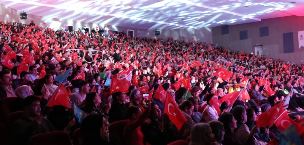 Çanakkale Valisi Doç. Dr. Ömer Toraman, zafer kutlamaları kapsamında düzenlenen Turan Ethno-Folk konserine katıldı. Türk dünyasının ezgileri Çanakkale'de yankılandı.