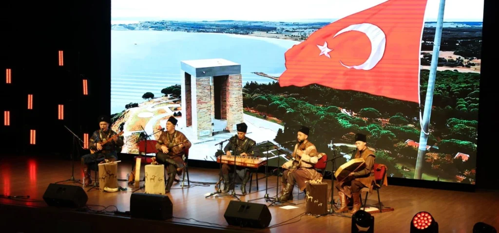 Çanakkale Valisi Doç. Dr. Ömer Toraman, zafer kutlamaları kapsamında düzenlenen Turan Ethno-Folk konserine katıldı. Türk dünyasının ezgileri Çanakkale'de yankılandı.